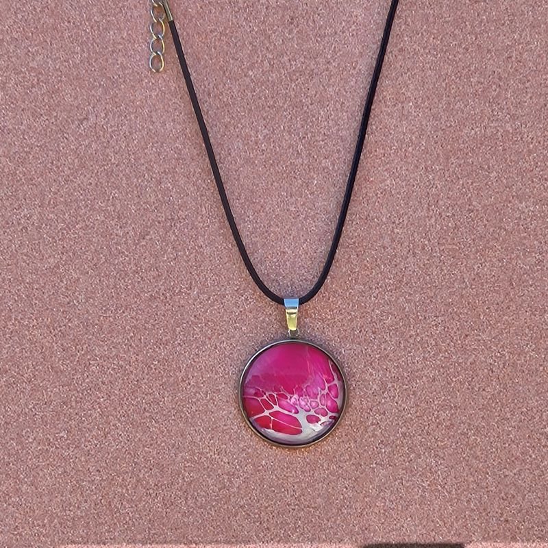 Round 2.8cm pendent necklace